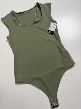 Nine west sculpting square neck cap sleeve bodysuit green medium
